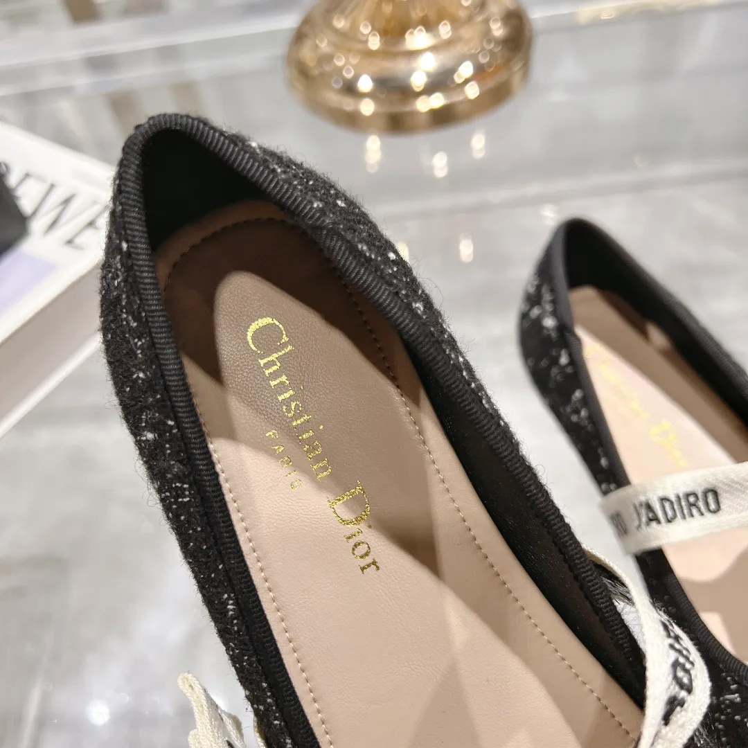 👟👟Ex-factory price 520👟👟 "Exclusive top version" Dior*Dior ✅2024vs spring and summer new series... [Round toe single shoes with small pearls] Original purchase and development! The last details of this shoe are perfectly restored 💐 The upper is made of special material and the inner padding is made of delicate lambskin. You can see the quality by looking at the details in real photos. It is a versatile style for little ladies and a lady. It is a stunning shoe at first glance... I love it. The genuine leather outsole imported from Italy has a five-pointed star logo! 35-39 (34.40 customization is non-refundable) Packaging: Original full set of packaging ☀The color official website is updated simultaneously